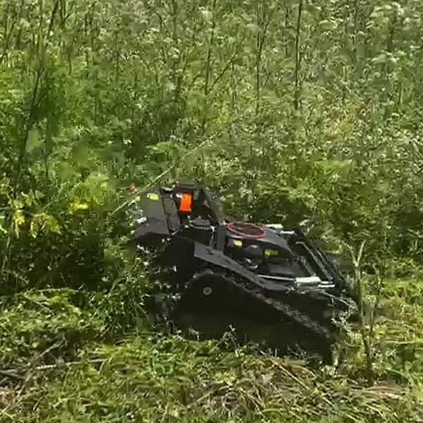 Conquering Steep Slopes In The USA: VTLM800 Mows Through Dense, Tall Vegetation With Ease